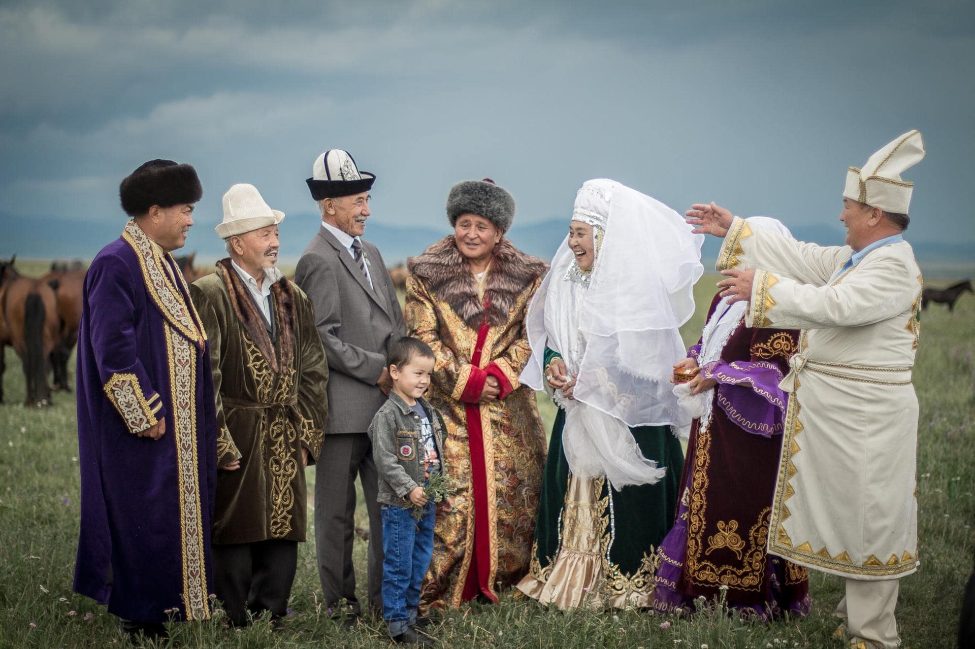 Особенности казахского народа. Казахская семья. Казахская семья в национальных костюмах. Национальная одежда казахов. Казахская семья в национальной одежде.